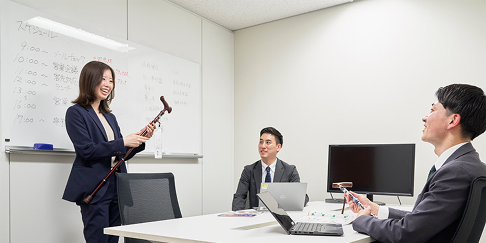 パソコンの画面を見ている写真