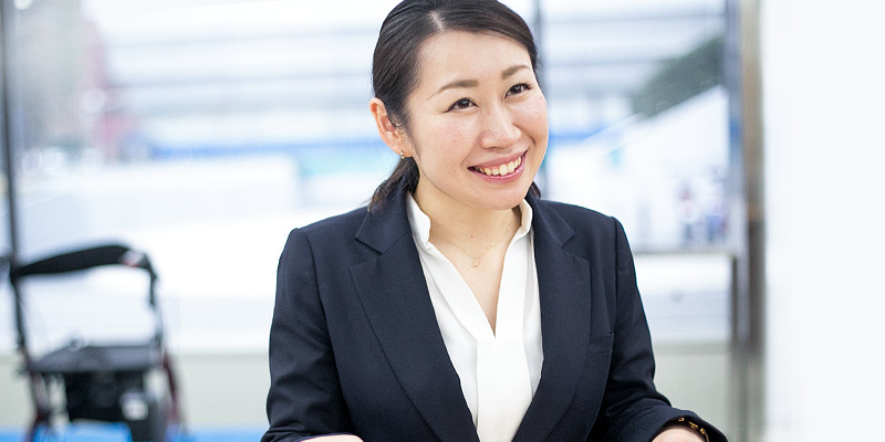 女性従業員の笑顔の写真