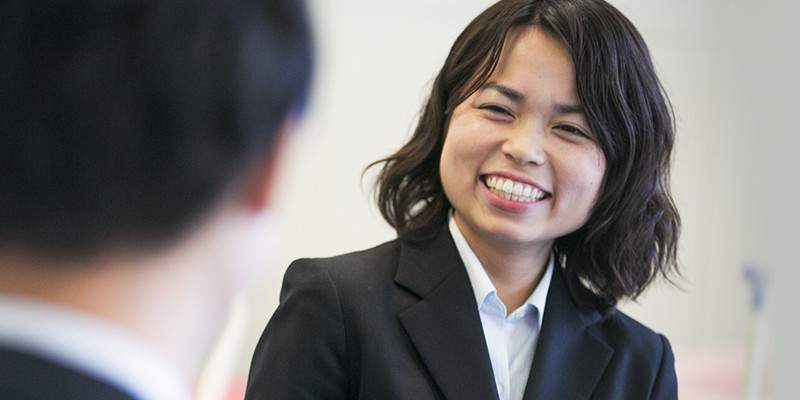 女性従業員の笑顔の写真