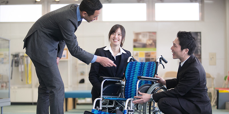 商品について話をしている写真