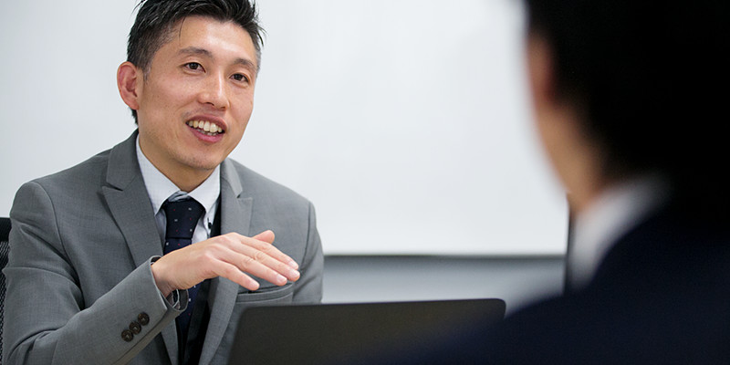 後輩とMTGをしている写真