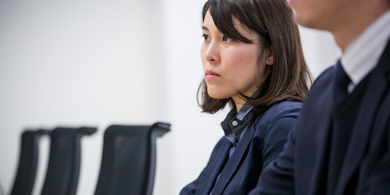真剣な眼差しで話を聞いている写真