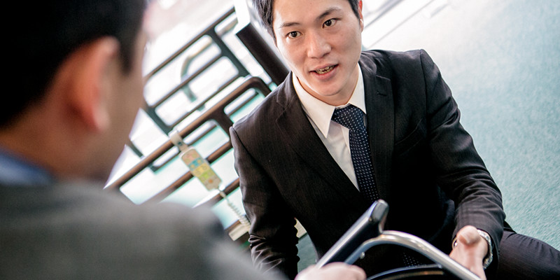 後輩への指導中の写真