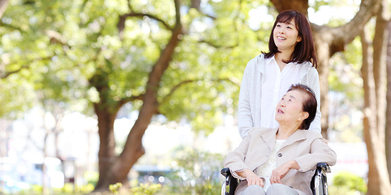 車いすを押している写真