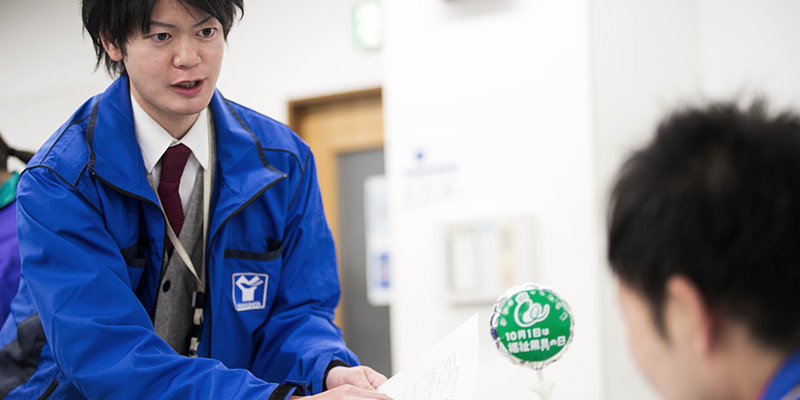 書類を見ながら話している写真