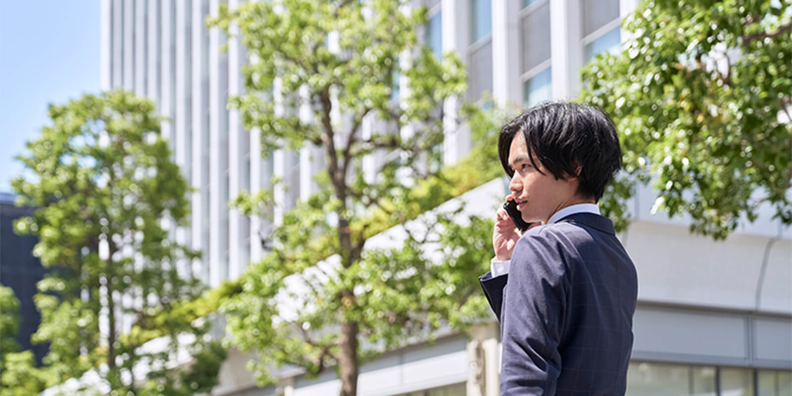 書類を見ながら話している写真