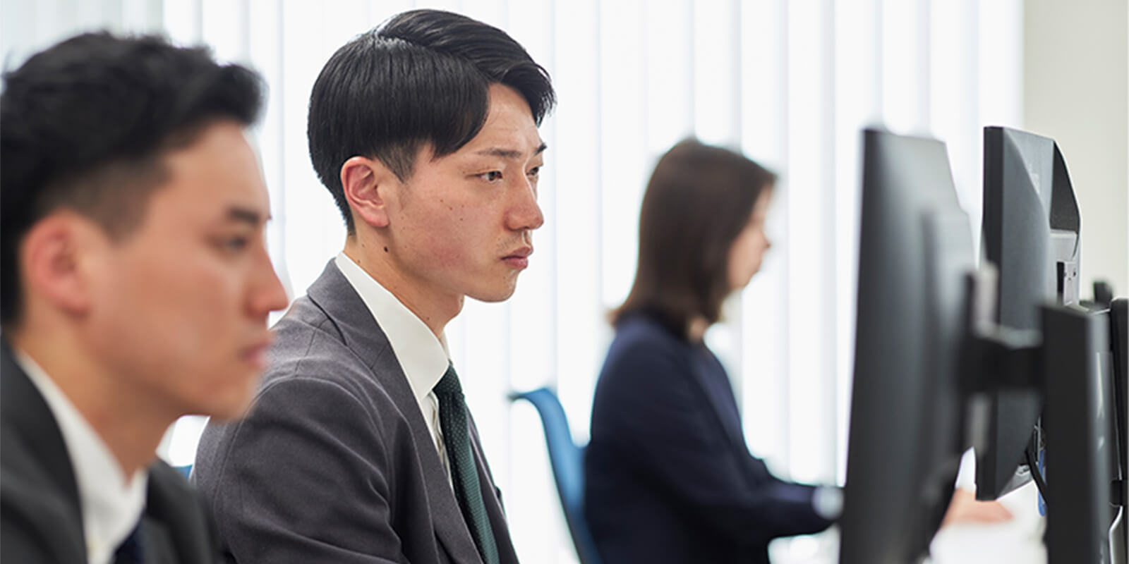 同僚と会話をしている写真